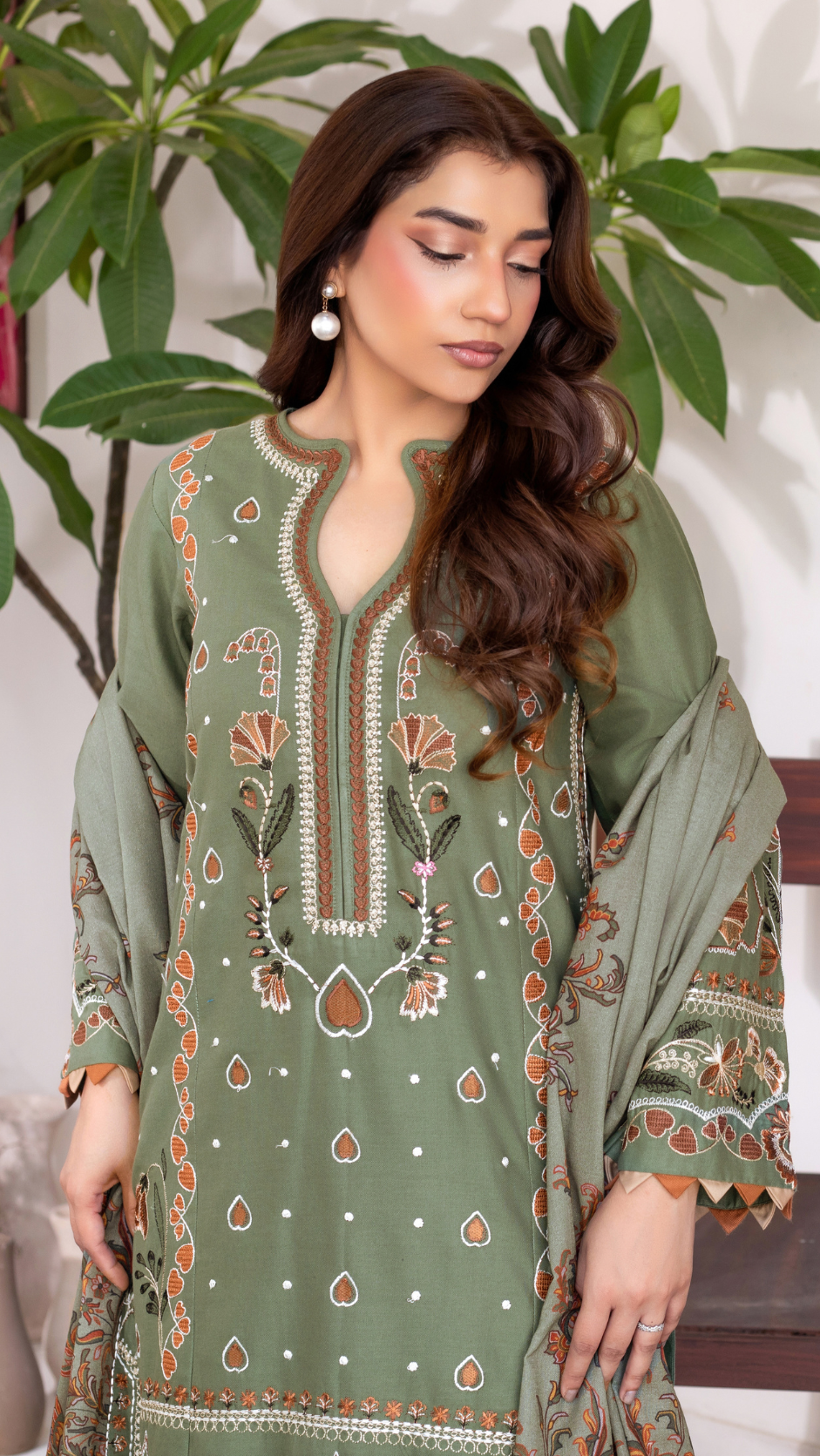 Elegant 3-piece green embroidered women’s suit